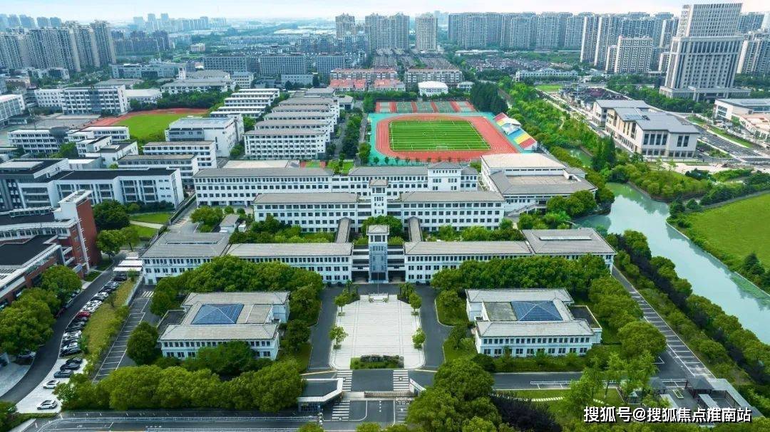 "山水之间"—— 江苏省苏州实验中学科技城校 / 启迪设.