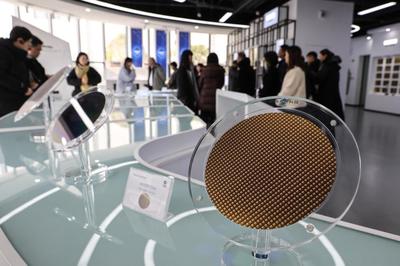 江苏宏微科技股份的产品陈列室里人头济济(2023年12月20日摄)。新华每日电讯记者 杨磊 摄
